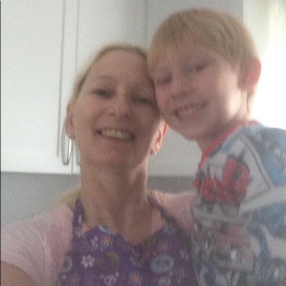 Meet your Posher, Lydia - Picture 1 of 2